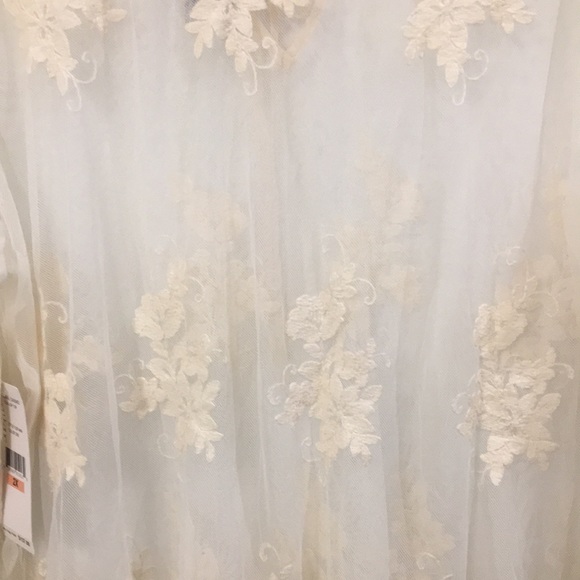 Karen Kane Blouse. - Picture 10 of 12